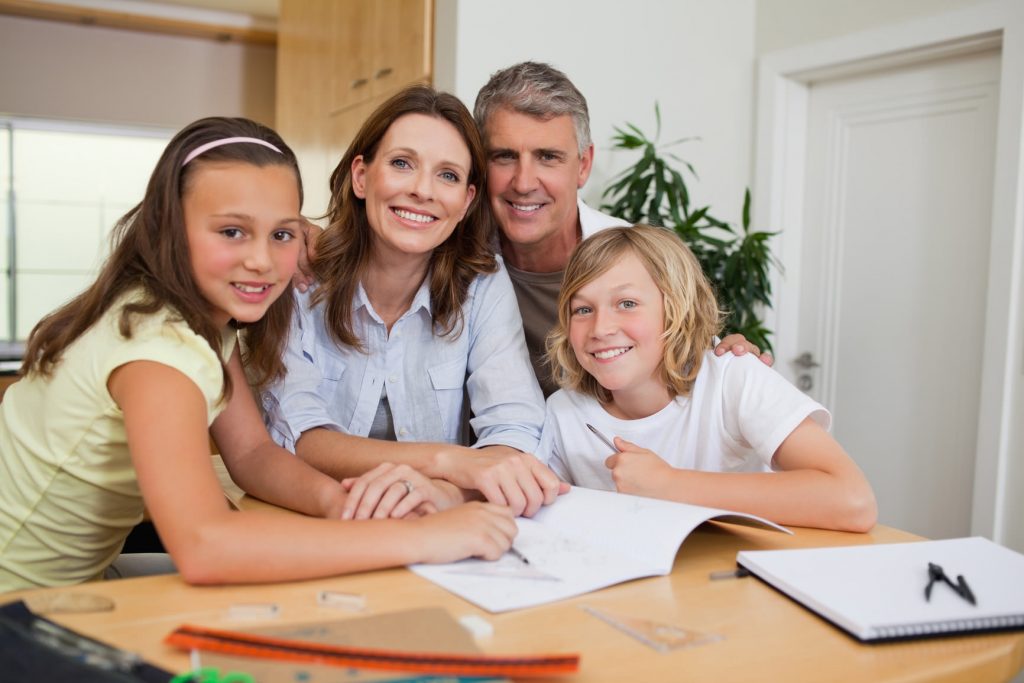 Famiglia fare i compiti